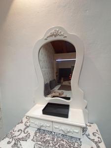 un espejo encima de un tocador en una habitación en La Casita, en Gijón