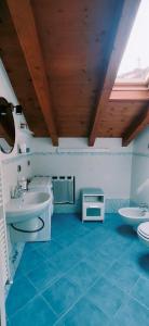 łazienka z 2 umywalkami i 2 toaletami w obiekcie Casa Marina w mieście Lovere