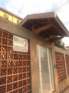 a building with a sign on the side of it at Apartamento Mobiliado em Limeira in Limeira