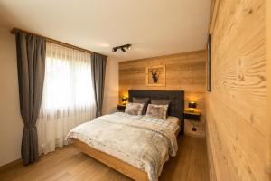 Schlafzimmer mit einem Bett und einem Fenster in der Unterkunft Chalet Sunneblick in Grindelwald
