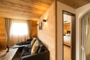 ein Hotelzimmer mit 2 Betten und einem Fenster in der Unterkunft Chalet Sunneblick in Grindelwald