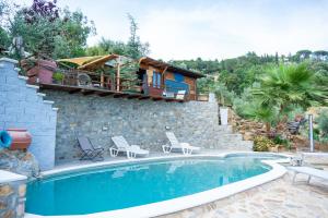 - une piscine en face d'une maison dans l'établissement Relais Bellavista Tuscany, à Suvereto