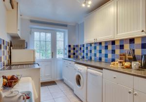 A kitchen or kitchenette at Smugglers Cove Cottage