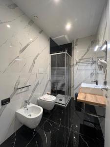 uma casa de banho com um lavatório branco e um espelho. em Hotel TEA - Praia a Mare em Praia a Mare
