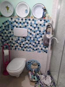 un piccolo bagno con servizi igienici e doccia di Stanza privata casa artistica Mariola a San Sperate
