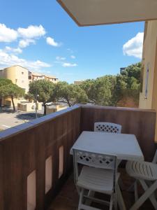 Balkon lub taras w obiekcie appt 2 ou 4 personnes avec piscine, tennis et parking privé