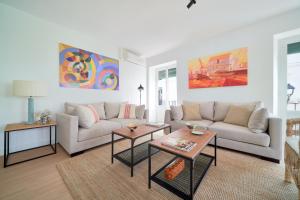 una sala de estar con un sofá y una mesa en Orange Square Rooftop Apartment 250 m2, en Marbella