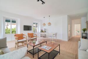 una sala de estar con un sofá y una mesa en Orange Square Rooftop Apartment 250 m2, en Marbella 39 fotos más