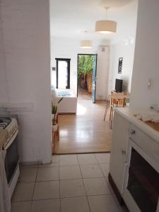 een keuken en een woonkamer met een tafel bij Duplex, Córdoba zona norte in Cordoba