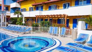 Bazén v ubytovaní Villaggio Hemingway - Family Aparthotel alebo v jeho blízkosti