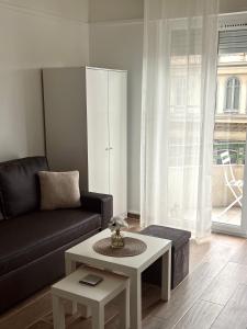 ein Wohnzimmer mit einem Sofa und einem Couchtisch in der Unterkunft Studio refait neuf Centre-ville in Nizza