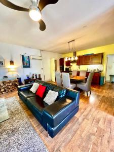 Una sala de estar con un sofá de cuero y una mesa. en Holiday house in the city-center of Antibes with a private pool, en Antibes