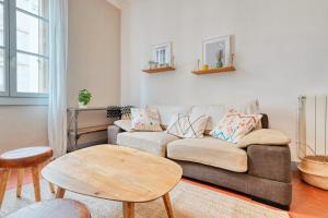 En sittgrupp på Cosy apartment located at 100 m from the beaches and the splendid corniche