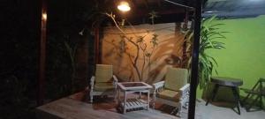 馬爾多納多港的住宿－koryares haushostel，庭院里摆放着一组椅子和一张桌子