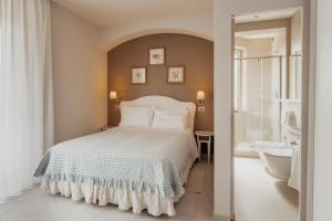 A bed or beds in a room at Hotel Eden