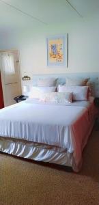 Ένα ή περισσότερα κρεβάτια σε δωμάτιο στο Nzima BnB