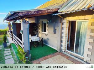 Casa con porche y patio con mesa en TI ZAZAKEL, en Saint-Denis