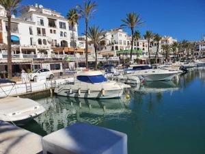 Eine Gruppe von Booten liegt in einem Yachthafen vor Anker in der Unterkunft The Gaff in the Sun in Manilva