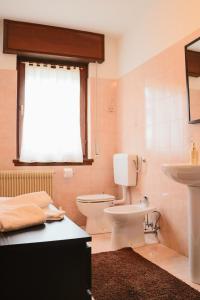 een badkamer met een toilet en een wastafel bij CaseOspitali - Casatita, un nido x2 vicino Università di Trento in Trento