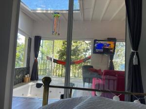 TV a/nebo společenská místnost v ubytování Romántico refugio en la montaña