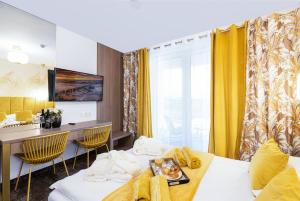 Habitación de hotel con 2 camas y escritorio en Villa Vis a Vis, en Trzęsacz