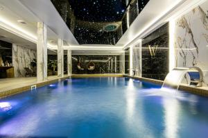 une piscine dans un hôtel avec une piscine bleue dans l'établissement Villa Vis a Vis, à Trzęsacz