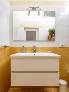 y baño con lavabo y espejo. en Rosa House - Breathtaking View of the Amalfi Coast, en Positano