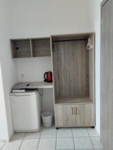 Il comprend une petite cuisine avec un comptoir et un réfrigérateur. dans l'établissement Panorama, à Elafonisi