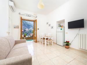 sala de estar con sofá y mesa en Rosa House - Breathtaking View of the Amalfi Coast, en Positano
