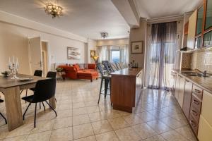 Kuchyň nebo kuchyňský kout v ubytování Votsalakia Hotel & Luxury Apartments