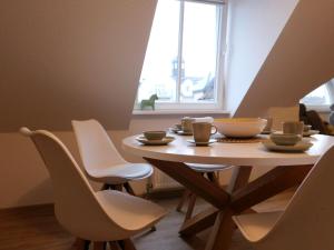 キュールングスボルンにあるHaus-Olymp-Wohnung-37-392のテーブルと椅子(カップ、ボウル付)