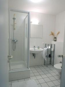 キュールングスボルンにあるHaus-Olymp-Wohnung-37-392のバスルーム(シャワー、シンク付)