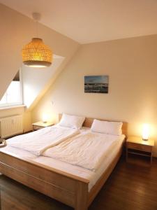 キュールングスボルンにあるHaus-Olymp-Wohnung-37-392のベッドルーム1室(大型ベッド1台、白いシーツ、枕付)
