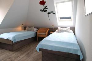 キュールングスボルンにあるHaus-Olymp-Wohnung-37-392のベッドルーム1室(ベッド2台、窓、椅子付)