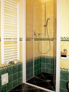 キュールングスボルンにあるResidenz-Seestern-Wohnung-6-401の緑のタイル張りのバスルーム(シャワー付)
