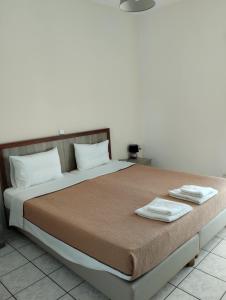 1 dormitorio con 1 cama con 2 toallas en Panorama en Elafonisi 