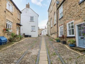 an empty cobblestone street in an old building at JACKS COTTAGE - Cosy Cottage in the Heart of Richmond in Richmond