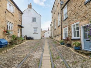 an empty cobblestone street in an old building at Tower Street Cottage in Richmond