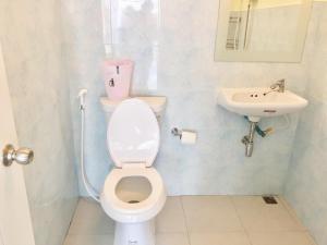 ジョムティエンビーチにあるThai Orchid Guest Houseのバスルーム(白いトイレ、シンク付)