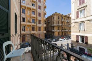 balcón con vistas a la calle y a los edificios en 166 - Casa Mosaico, La Spezia vicino al centro città, en La Spezia