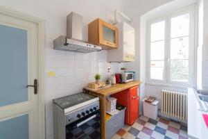 een kleine keuken met een fornuis en een wastafel bij 166 - Casa Mosaico, La Spezia vicino al centro città in La Spezia