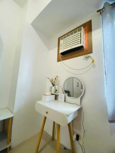 een badkamer met een spiegel en een kaptafel bij Casa Lim SMDC Light Residences Tower 3 in Manilla
