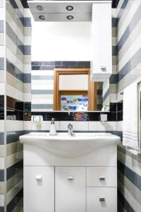 ナポリにあるJordan Homeのバスルーム(白い洗面台、鏡付)