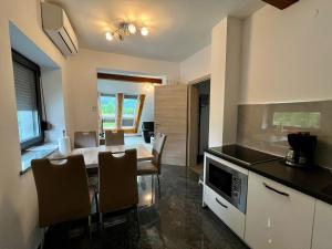 - une cuisine et une salle à manger avec une table et des chaises dans l'établissement Panorama Apartments, à Bovec