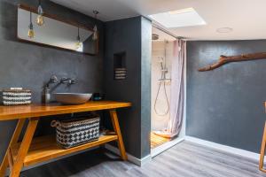 ein Badezimmer mit Waschbecken und Dusche in der Unterkunft Casa Alfambras - Holiday Cottage in Aljezur in Aljezur + 42 Fotos