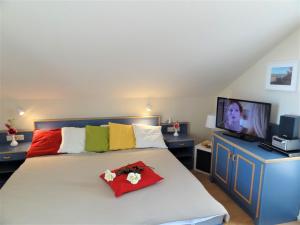 ein Schlafzimmer mit einem Bett und einem TV in der Unterkunft Yachthafenresidenz - Wohnung 5306 / 817 in Kühlungsborn
