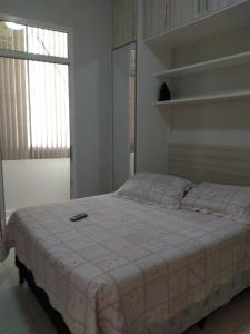 una camera da letto con un letto e un cellulare di Quarto e Sala completo a Rio de Janeiro
