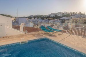 une piscine sur le toit d'un bâtiment dans l'établissement Colors Pool House, à Carvoeiro