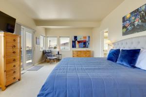 ein Schlafzimmer mit einem blauen Bett und einer Kommode in der Unterkunft Dreamy Sonoma Coast Home with Waterfront Views in Bodega Bay