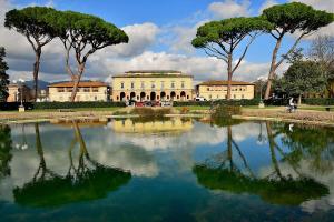フィレンツェにあるA Beautiful Florenceの木の多い建物前の大きな池